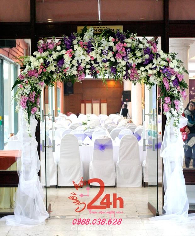 Dịch vụ cưới hỏi 24h trọn vẹn ngày vui chuyên trang trí nhà đám cưới hỏi và nhà hàng tiệc cưới | Cổng cưới hoa tươi tông tím hồng dễ thương trẻ trung